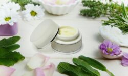 Дёшево и эффективно: топ-5 способов помочь себе вазелином