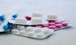 Эндокринолог перечислила витамины для здоровья костей и суставов