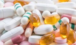 Врач-гастроэнтеролог Колесова назвала симптомы бесконтрольного применения лекарств