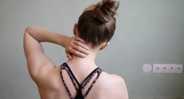 Как сделать массаж шеи и почему здесь нельзя использовать массажный пистолет?