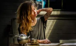 Как сделать массаж шеи и почему здесь нельзя использовать массажный пистолет?