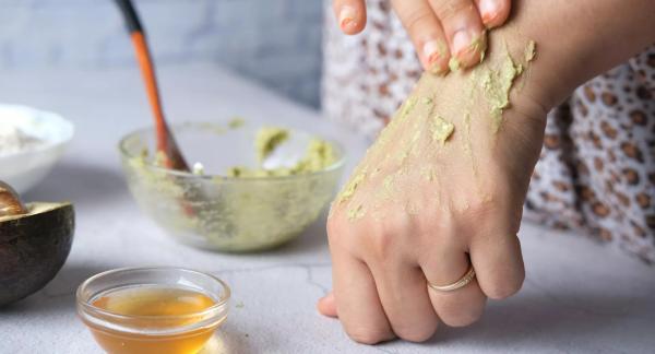 Составы, назначение, особенности: полный гид по скрабам для тела и лица