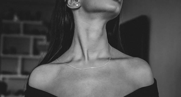 Как сделать массаж шеи и почему здесь нельзя использовать массажный пистолет?